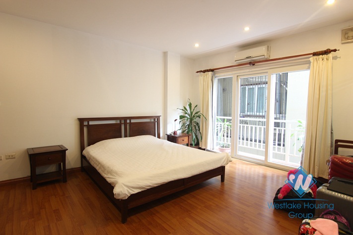 Lake view apartment for rent on Tran Vu, Truc Bach, Ba Dinh